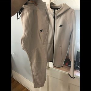 Cream Nike Tech Fleece Large. Full tracksuit.